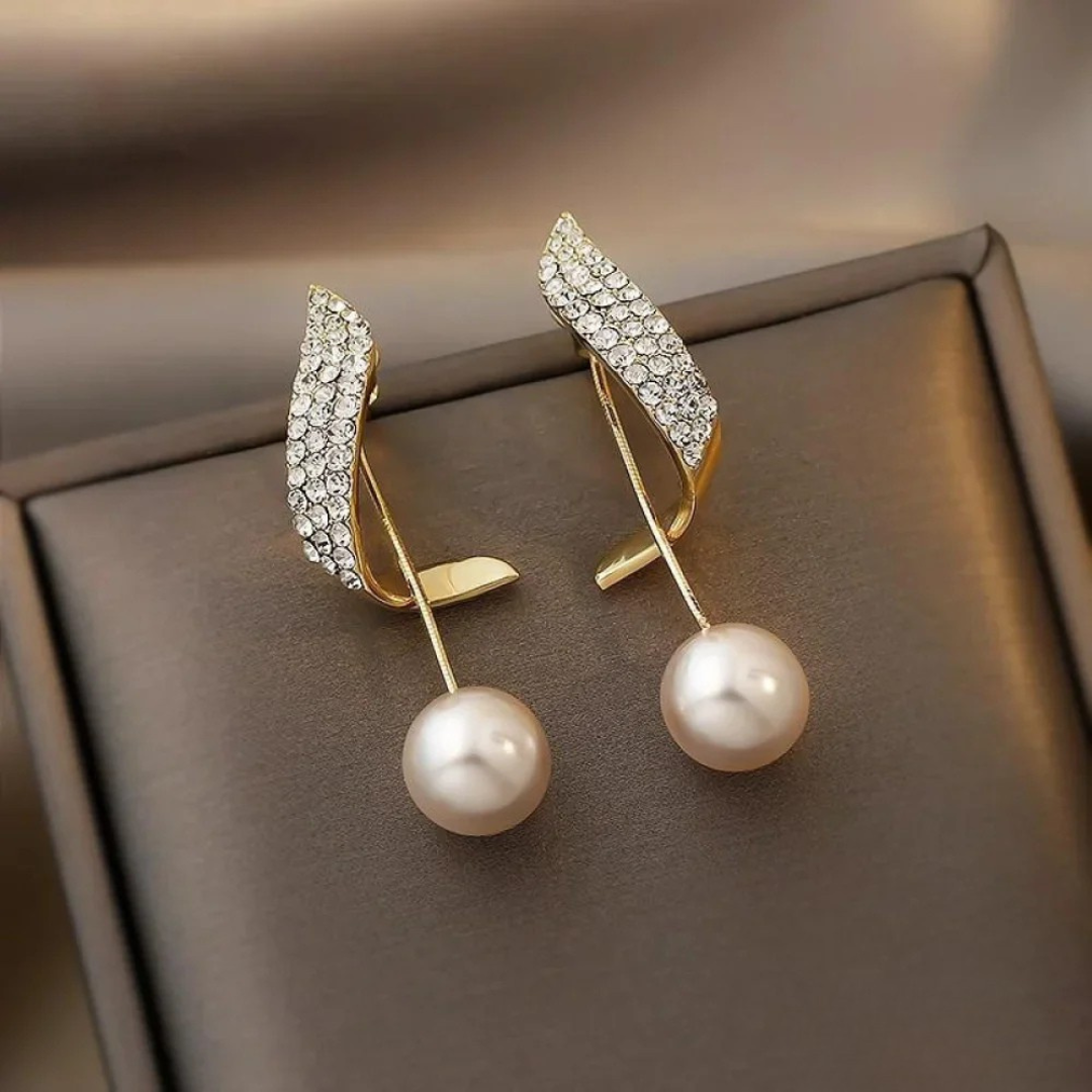 Chic Gold Dangle Earrings with Pearls