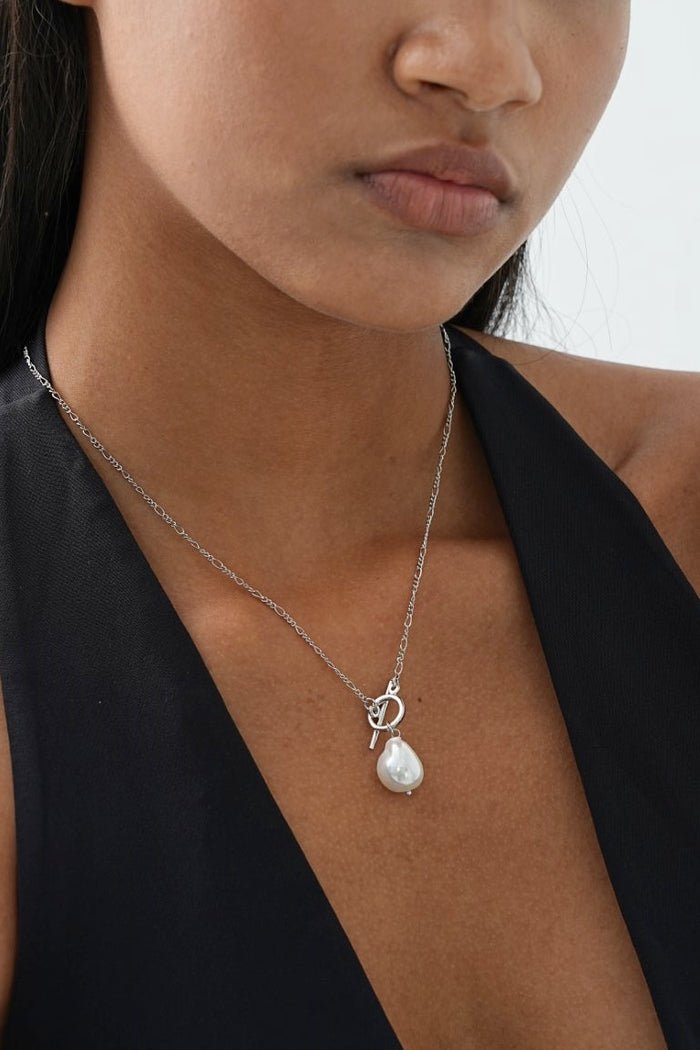 Elegant Gold-Tone Necklace with Pearls